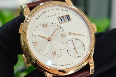 A. Lange & Söhne 1 (191.032), Baujahre: 2015 bis heute, Material: Roségold und Krokodilleder (Armband), ursprünglicher Preis: 44.500 Euro, aktueller Preis für eine gebrauchte, gut erhaltene Uhr: 32.000 bis 46.000 Euro.