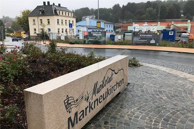 In die kleine Grünanlage am Abzweig der Poststraße von der Breiten Straße in Markneukirchen direkt hinter dem Kreisverkehr soll ein acht Meter hoher Werbepylon. Rechts der derzeit entstehende Edeka-Markt. 