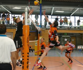 Zur geschlossenen Zschopauer Teamleistung trug auch Außenangreifer Thomas Hanauer (rechts) bei, der sich in dieser Szene vor den Augen seiner Mitspieler Florian Haase und Roy Nentwich ganz lang macht. 