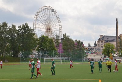 Eine famose Aussicht auf das Geschehen hatten sicherlich die Kät-Besucher, die sich auf das Riesenrad wagten.