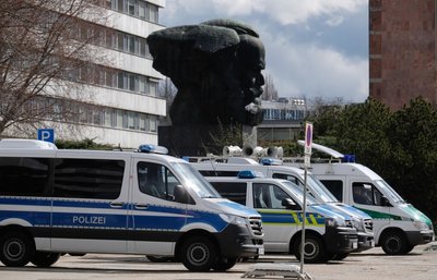 Polizeifahrzeuge stehen in der Innenstadt bereit.