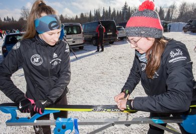 Gute Vorbereitung ist (fast) alles: Lilu Förster und Elena Nitzsche vom SV Großwaltersdorf beim Wachsen ihrer Ski. Die Großwaltersdorfer waren an beiden Wettkampftagen mit jeweils knapp 20 Aktiven am Start. 