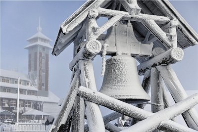 Die Friedensglocke auf dem Fichtelberg-Plateau ist ein beliebtes Foto-Motiv bei Urlaubern. 