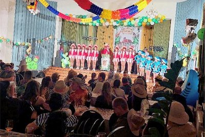 Etwa 140 Narren und Närrinnen haben am Samstag im Gasthof Roter Hirsch in Claußnitz Fasching gefeiert. Der Mittweidaer Karnevalsverein hatte nach der Coronapandemie wieder zur Fete eingeladen. 