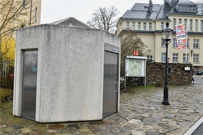 Das öffentliche WC am Parkplatz Geschwister-Scholl-Straße in Freiberg ist kostenlos und hat sonntags bis donnerstags von 7 bis 22 Uhr, freitags und samstags von 7 bis 24 Uhr geöffnet. 