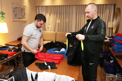 Zwischenzeitlich hatte Tommy Käsemodel (l.) den Zeugwart-Job ausgeübt. Romeyke hatte dennoch schon immer mit angepackt, wie hier im Wintertrainingslager in der Türkei im Januar 2019.