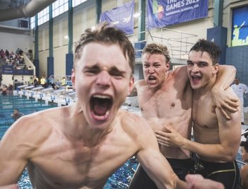 Der Augenblick, in dem Gold Gewissheit ist: (von links) Justus Mörstett, Malte Striegler und Robert Golenia. Max Poschart befindet sich nach seinem Anschlag noch im Wasser.