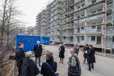 Staatsminister Thomas Schmidt (CDU, hinten) kam am Montag zum größten Bauvorhaben der Lichtensteiner Wohnungsgenossenschaft.