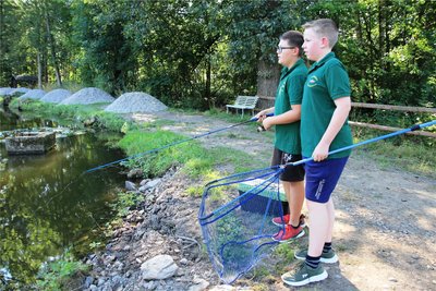 Finlay und Max verbringen viele Stunden ihrer Freizeit am Teich.