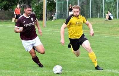Der BSC Freiberg hat die erste Runde im Sachsenpokal erreicht. Im Bild (v. l.): Dominic Fries von Wacker Auerswalde gegen Rico Thomas vom BSC.