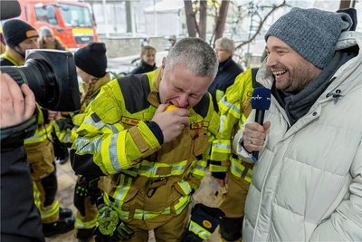 Sauer macht lustig: MDR-Moderator Mario D. Richardt hat gut lachen, als er Rodewischer für die Sendung "Mach dich ran!" in Zitronen beißen lässt. Wehrleiter Christian Wetzig meistert die Aufgabe mit Bravour.