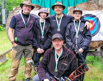 Das erfolgreiche Plauener 3D-Bogenteam bei den Landesmeisterschaften: (von links) Sven Teßmer, Miriam Teßmer, Benjamin Sandig, Saskia Höhn und (vorn) Mario Gloeden.