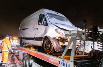Einer der beiden Transporter, die nach einem Unfall auf der A 72 abgeschleppt werden mussten.