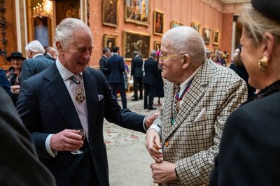 Ein Foto aus dem Jahr 2022: König Charles III. im Gespräch mit David Hockney.