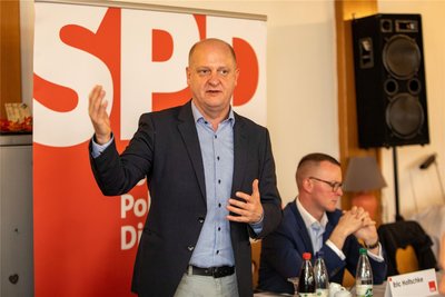 SPD-Landesvorsitzender Henning Homann zu Gast bei der Vogtland-SPD. Die Landtagswahlen 2024 seien Schicksalswahlen. Über Europa gehe eine rechte Welle, warnt Homann.