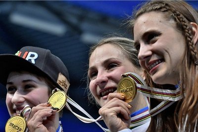 Kristina Vogel (Mitte) freut sich nach dem Sieg im Teamsprint gemeinsam mit Miriam Welte (rechts) und Pauline Grabosch. Für die Erfurterin vom Chemnitzer Erdgasteam war es bereits der zehnte WM-Titel.