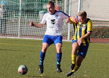 Fehlte als einziger Reichenbacher keine Minute auf dem Spielfeld: Max Kühn, hier im Zweikampf mit einem Annaberger.