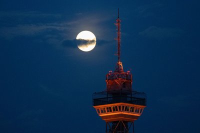 Der Mond steht über dem Berliner Funkturm.