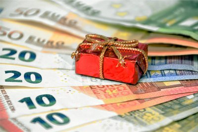 Geld als Geschenk: Immer wieder können sich die Kommunen im Erzgebirgskreis über Spenden freuen. Bei einem Wert von über 50 Euro müssen über die Annahme die Stadt- und Gemeinderäte entscheiden.
