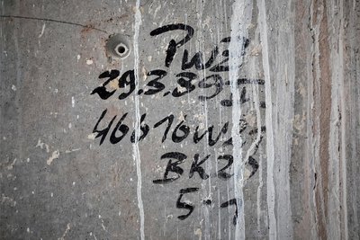 An einer Betonplatte im Wohnblock ist noch die Abkürzung PwZ für Plattenwerk Zwickau und das Datum 29. März 89 zu lesen. Der Block wurde 1989 als einer der letzten erbaut.