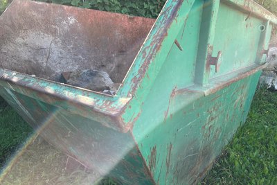 In diesem Bauschuttcontainer sollen Jugendliche Papierabfälle angezündet haben.