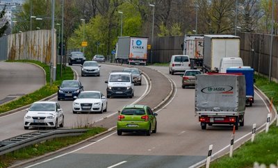 Von der A 72 und die Zschopauer Straße Richtung Tschechien: Die B 174 ist, was den Lkw-Verkehr angeht, eine der meistbefahrenen Bundesstraßen in Sachsen.