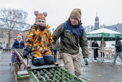 Die Aufzeichnung der MDR-Fernsehsendung nutzten die Rodewischer zugleich für den 1. Hüttenzauber und einen Familiennachmittag auf der Schlossinsel. Im Bild Tobi (4) und Tobias Hempel an der Rollenrutsche.