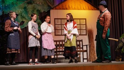 In der Generalprobe am Mittwoch hat sich die Kinder- und Jugendtheatergruppe des Freizeit- und Familienzentrums (FFZ) Thum den letzten Schliff für die drei Aufführungen des Stücks "Das Waldhaus" geholt. Die Kindertanzgruppe des FFZ zeigt dabei im Volkshaus auch ihr Können. 