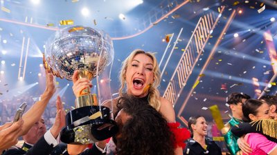 Anna-Carina Woitschack freut sich im Finale der RTL-Tanzshow „Let's Dance“ im Coloneum über den Sieg.