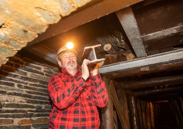 Steffen Gebhardt, Schatzmeister im Verein der Bergknappen und ehemals ausgebildeter Bergmann, unterstützt die Ausbauarbeiten an der Brunnenstrecke. 