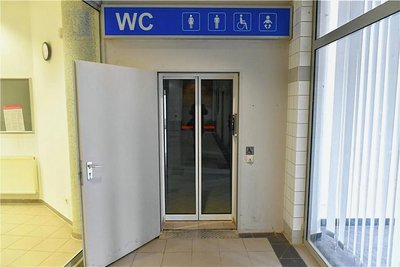 Das öffentliche WC im Bahnhof Freiberg ist behindertengerecht, die Benutzung kostet 0,50 Euro. 