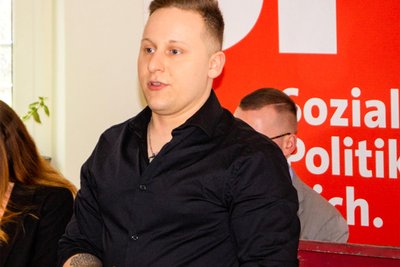 Tim Müller (28) ist der Landtagskandidat für Wahlkreis Vogtland 2 (Auerbach/Klingenthal). Der Bundeswehrsoldat ist bekannt dafür, den Dialog mit Menschen zu suchen. Manchmal auch unkonventionell, unbequem.