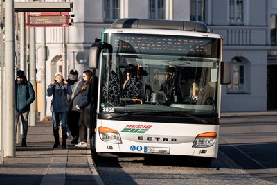 Die Regiobusse fahren am Freiberger Busbahnhof manchmal zeitiger ab als sie sollten.