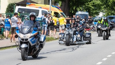 Nach einem Stopp an der Goldbachstraße zog die Motorrad-Demo mit etwa 50 Bikern am Samstag nach Hermsdorf weiter. 