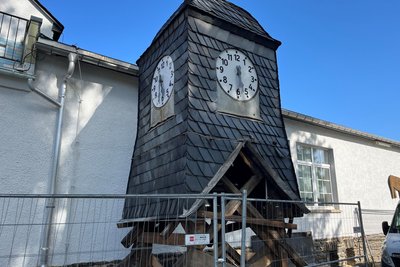 Die alte Turmuhr des abgerissenen Gebäudes wurde mit dem Glockenturm demontiert und soll später einen würdigen Platz auf dem Gelände erhalten.