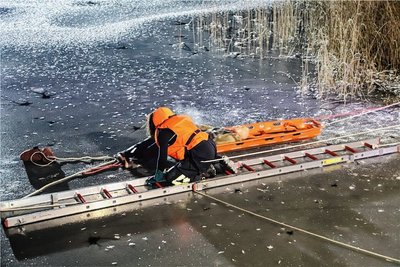 Einsatzkräfte der Freiwilligen Feuerwehr Bad Schlema haben im Kurpark eine Eisrettung trainiert. 