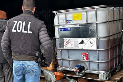 Ein Zollfahnder inspiziert das Warenlager des oberfränkischen Unternehmens.