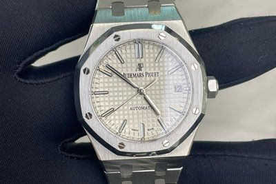 Audemars Piguet Royal Oak (15450ST.OO.1256ST.01), Baujahre: 2012 bis 2022, Material: Stahl, ursprünglicher Preis: 22.000 Euro bis 25.000 Euro (geschätzt), aktueller Preis für eine gebrauchte, gut erhaltene Uhr: 28.757 Euro.