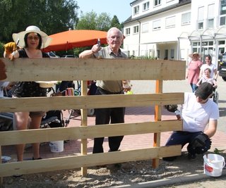 Mieter Fritz Otto (Mitte) ließ es sich nicht nehmen: Er hat Advita-Mitarbeiterin Steffi Langhammer und Jens Menzel, dem Angehörigen einer Bewohnerin (v.l.), beim Streichen des Zaunes geholfen.