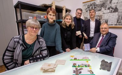 Freuen sich über die Spende: Steffi Zepf, Grundschullehrerin in Krebes, Praktikantin Luca Wunderlich, Museumspädagogin Anke Kurzendörfer, Gottfried Gebauer von der e.o.plauen Gesellschaft sowie Andreas Hostalka und Walter Klaubert, Vorstandsvorsitzende der Volksbank (von links)