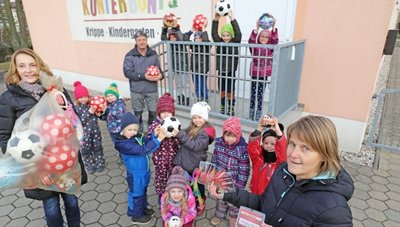 Die Kinder der Kita "Kunterbunt" und Leiterin Sylke Kaden (r.) freuen sich über die vielen Bälle, die Ines und Peter Hermsdorf zu ihnen gebracht haben.