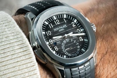 Patek Philippe Aquanaut Travel Time (5164A-001), Baujahre: 2011 bis 2024, Material: Stahl, Gummi (Armband), ursprünglicher Preis: 43.000 bis 45.000 Euro (geschätzt), aktueller Preis für eine gebrauchte, gut erhaltene Uhr: 72.495 Euro.