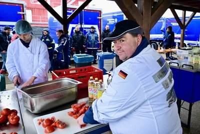 Küchenchef Danilo Lein (r.) kümmert sich mit seinem Team um die Verpflegung großer Personengruppen.