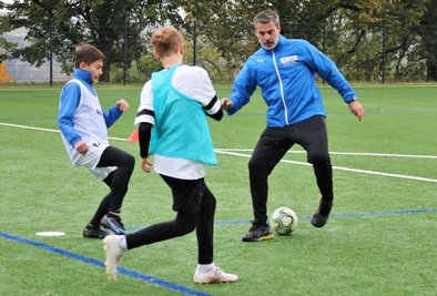Ex-Profi René Tretschok (r.) gastierte diese Woche mit seinem Ferienfußballcamp in Augustusburg. Dabei gelang es ihm, die Jugendlichen zwei Tage lang zu begeistern. 