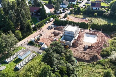Der Kläranlagenbau aus der Luft. Links vorn ist die bestehende Anlage zu sehen.