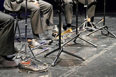 Die Schlagzeuger André Schieferdecker, Frank Lange und Carsten Neppl zogen die Schuhe aus und intonierten mit zwölf Autohupen das Vorspiel und Intermezzo.