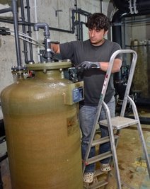 Oederans Schwimmmeister Lars Meike checkt die Pumpensysteme.