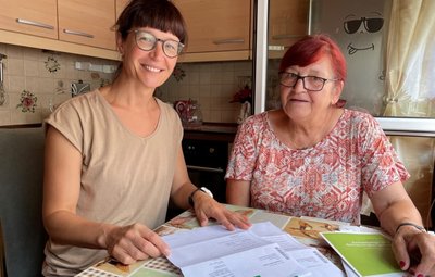 Kerstin Klöppel (l.) von der Awo Erzgebirge berät Ursula Kelsz aus Schwarzenberg, die nicht nur ihre Schwiegermutter, sondern nun auch ihren Mann pflegt. Allerdings steht nun auch noch ein Umzug ins Haus. 
