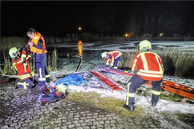 Für eine solche Eisrettung kommen unter anderem Steckleitern zum Einsatz. 