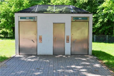 Das Besucher-WC auf dem Zentralfriedhof in Freiberg ist zu den Öffnungszeiten des Friedhofs geöffnet. 